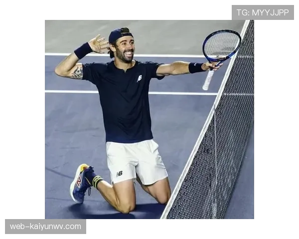 乔丹·汤普森沙发躺照：家常睡衣＋拖鞋，窗外却停着私人飞机，笑到停不下来