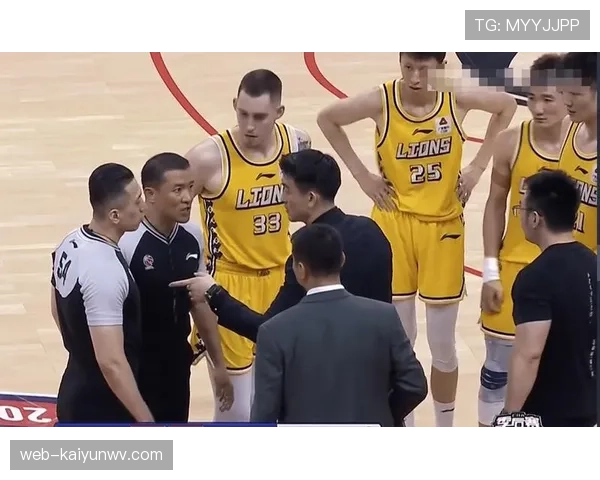 孙铭徽训练完直接拎两袋蛋白粉回家，冰箱塞满能量胶像囤卫生纸